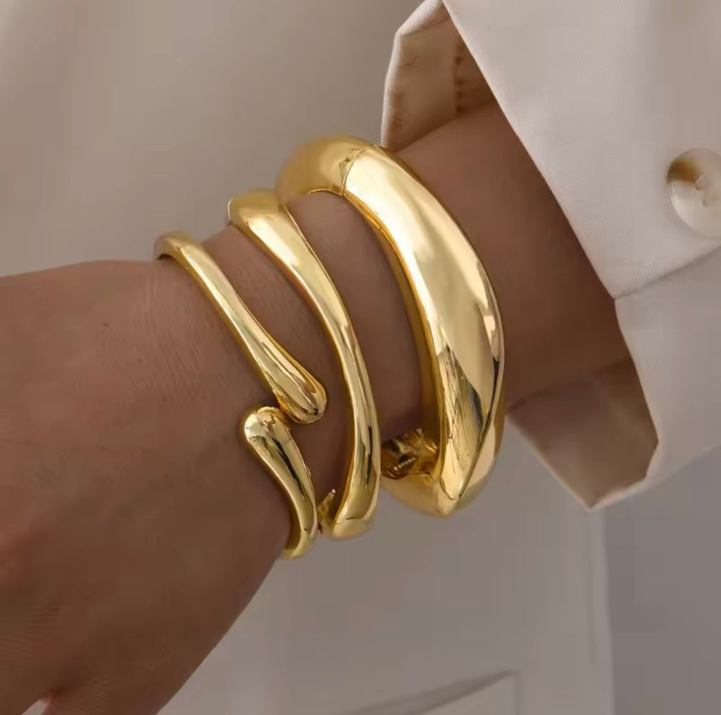Elegant gold bracelet