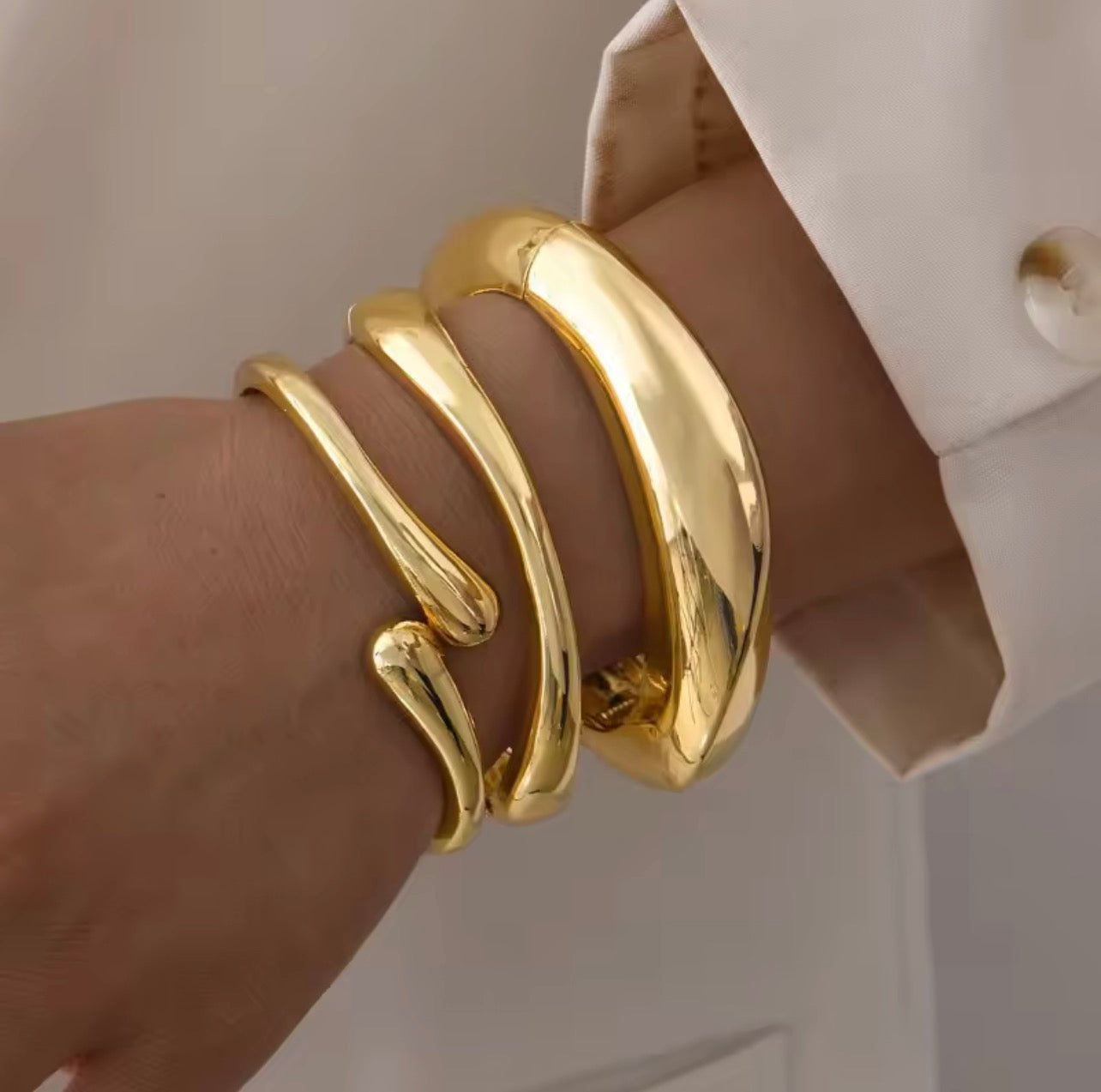 Elegant gold bracelet