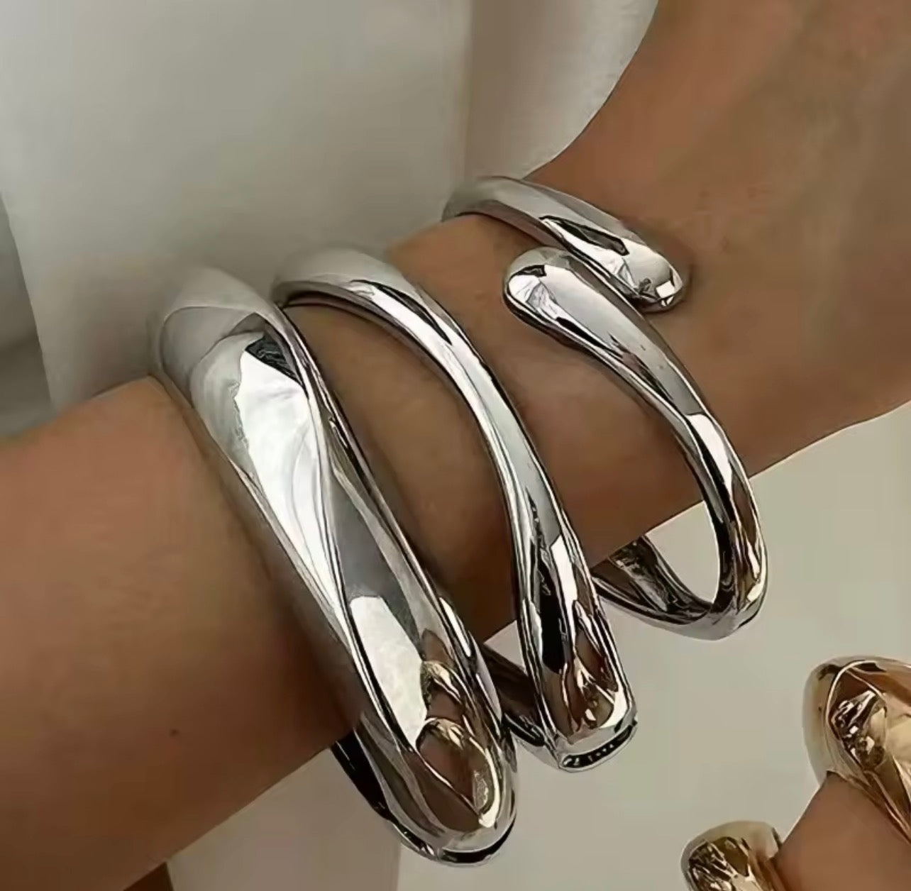 Elegant gold bracelet