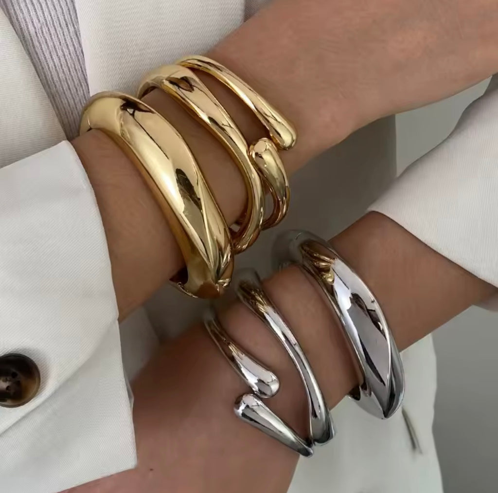 Elegant gold bracelet