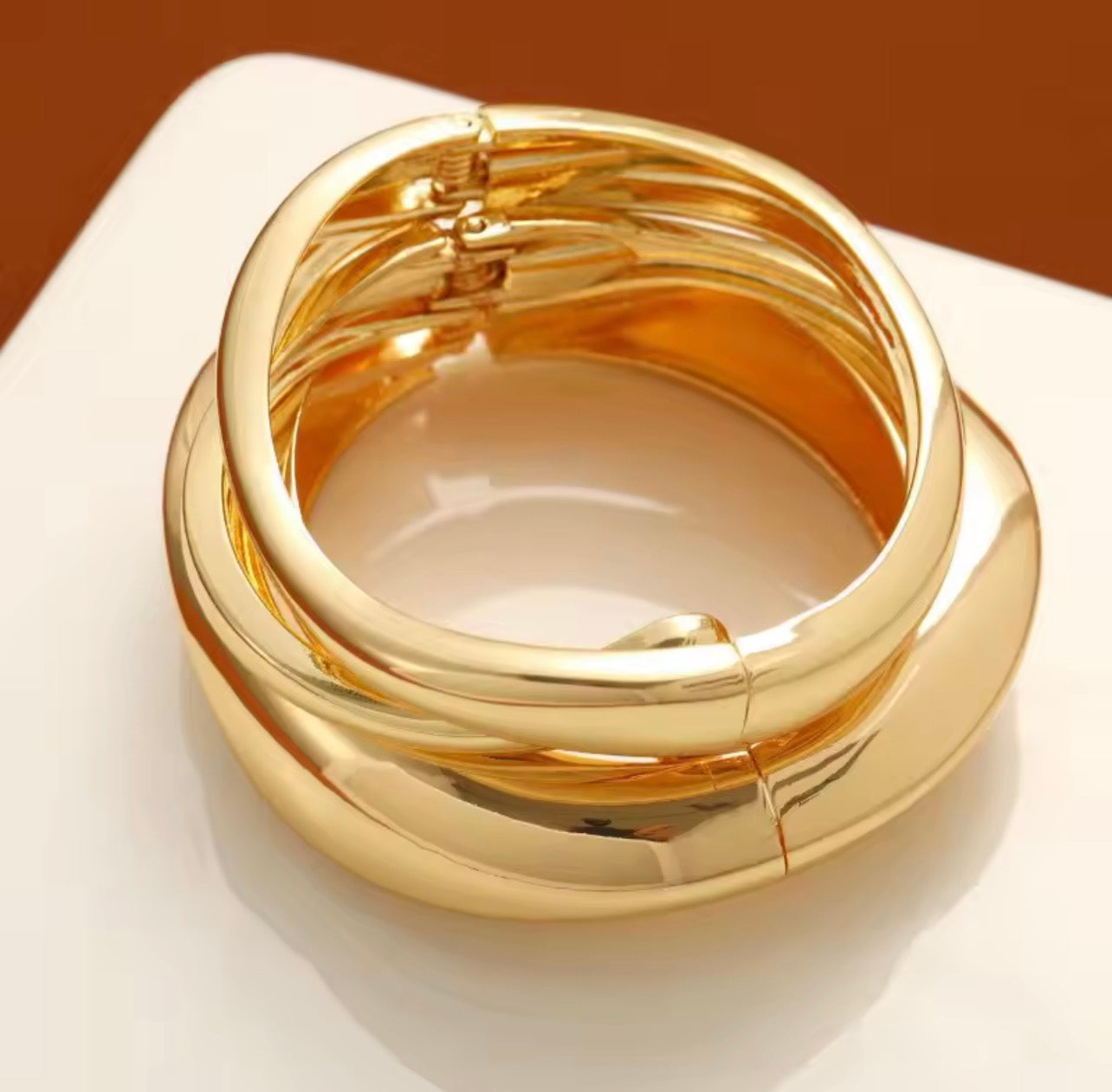 Elegant gold bracelet