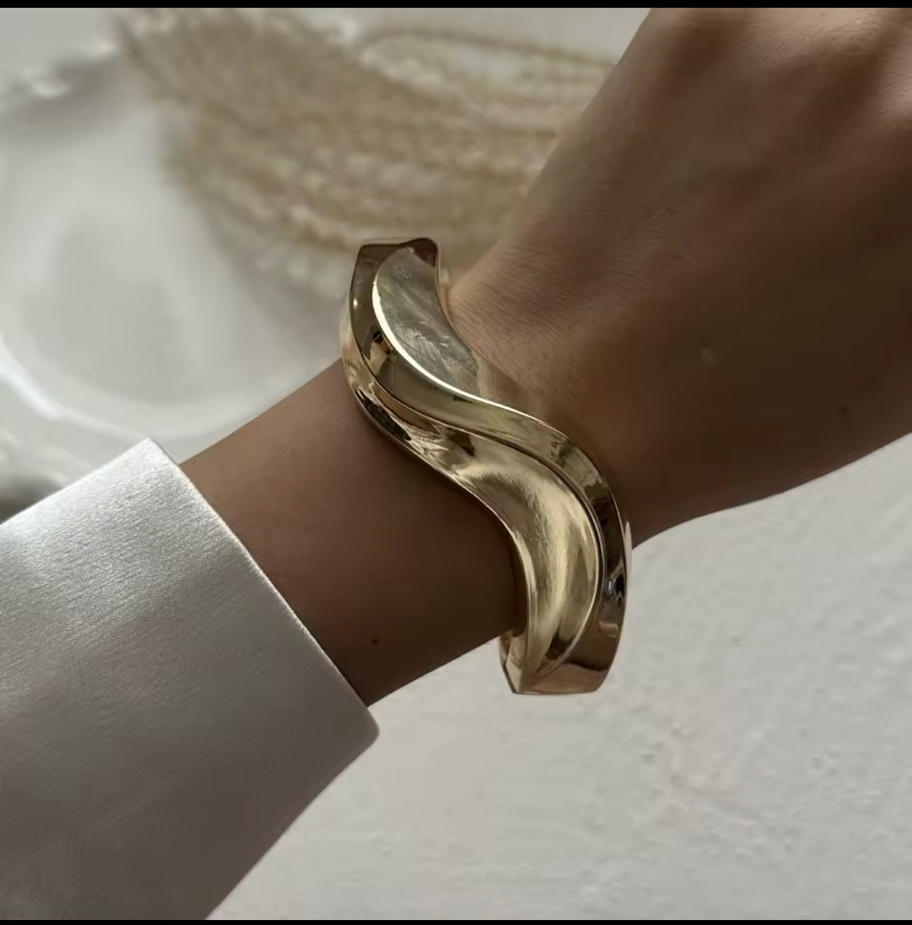 Elegant gold bracelet