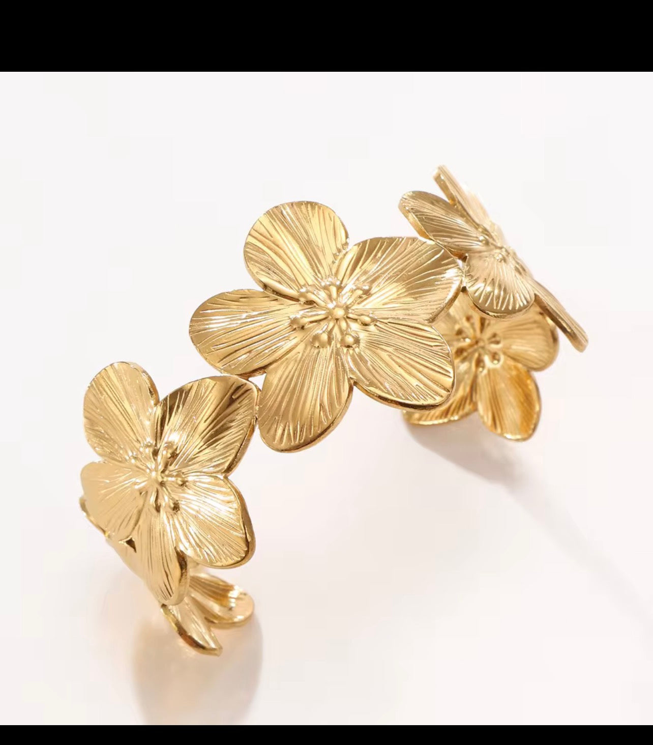 Elegant gold bracelet