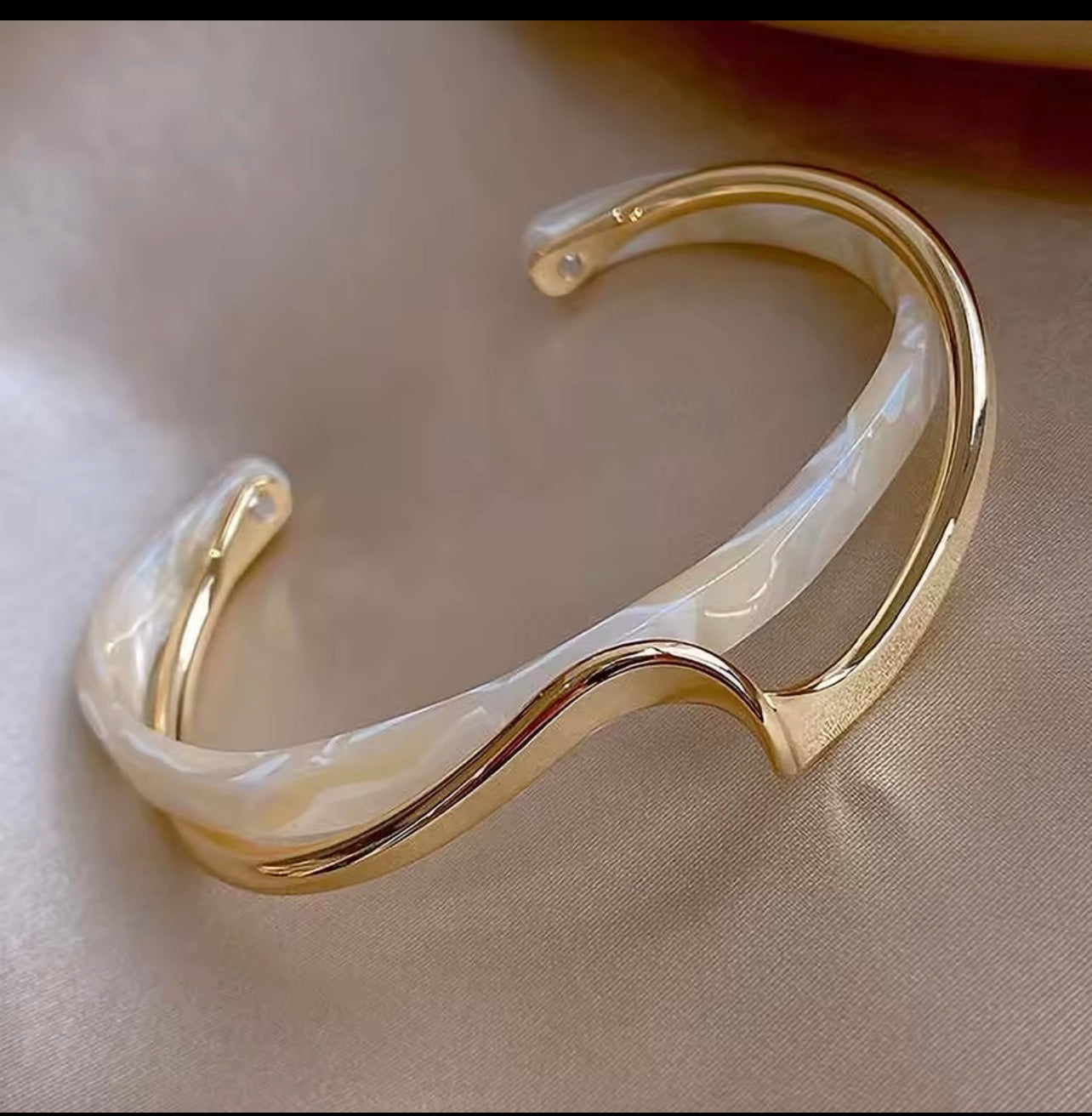 Elegant gold bracelet